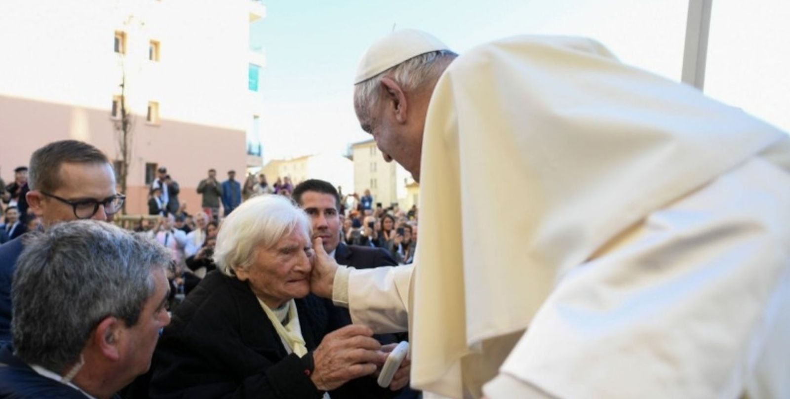 Francisco, con la mujer más anciana de Ajaccio