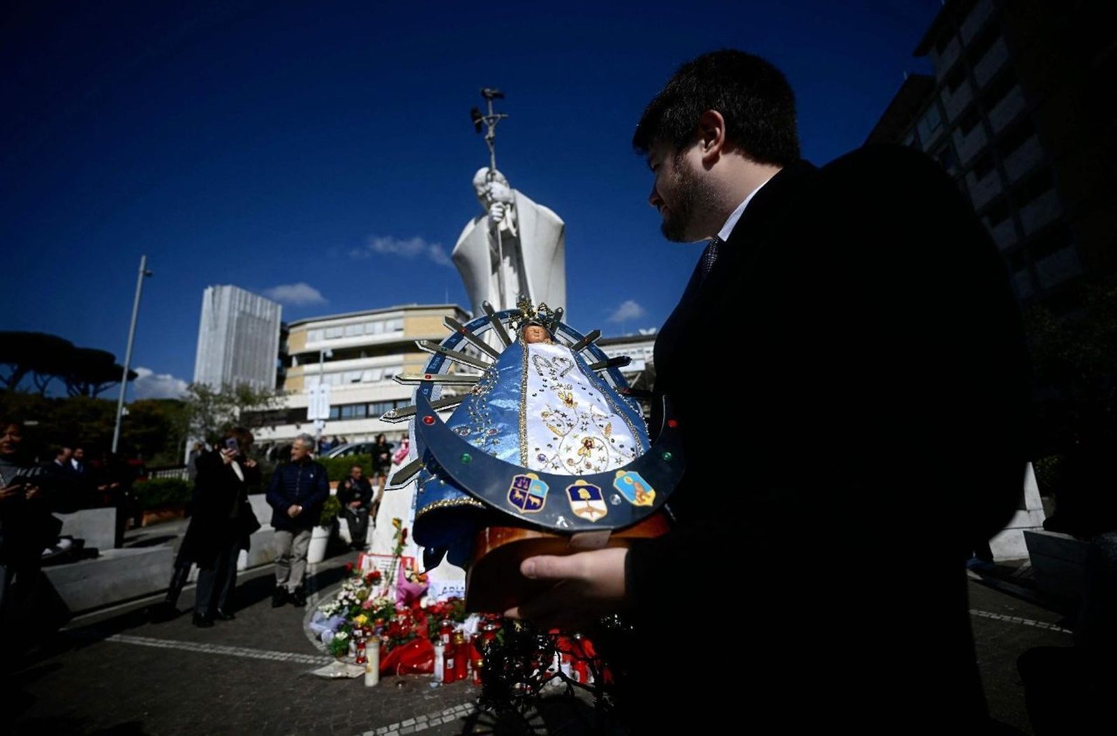 Regresa la calma al Gemelli: "El estado clínico del Santo Padre se ha mantenido estable"