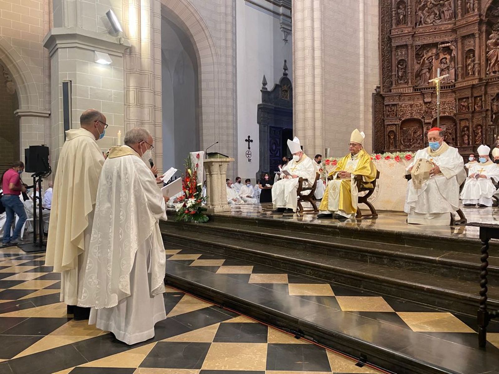 El nuevo obispo, recibiendo el mandato del Papa