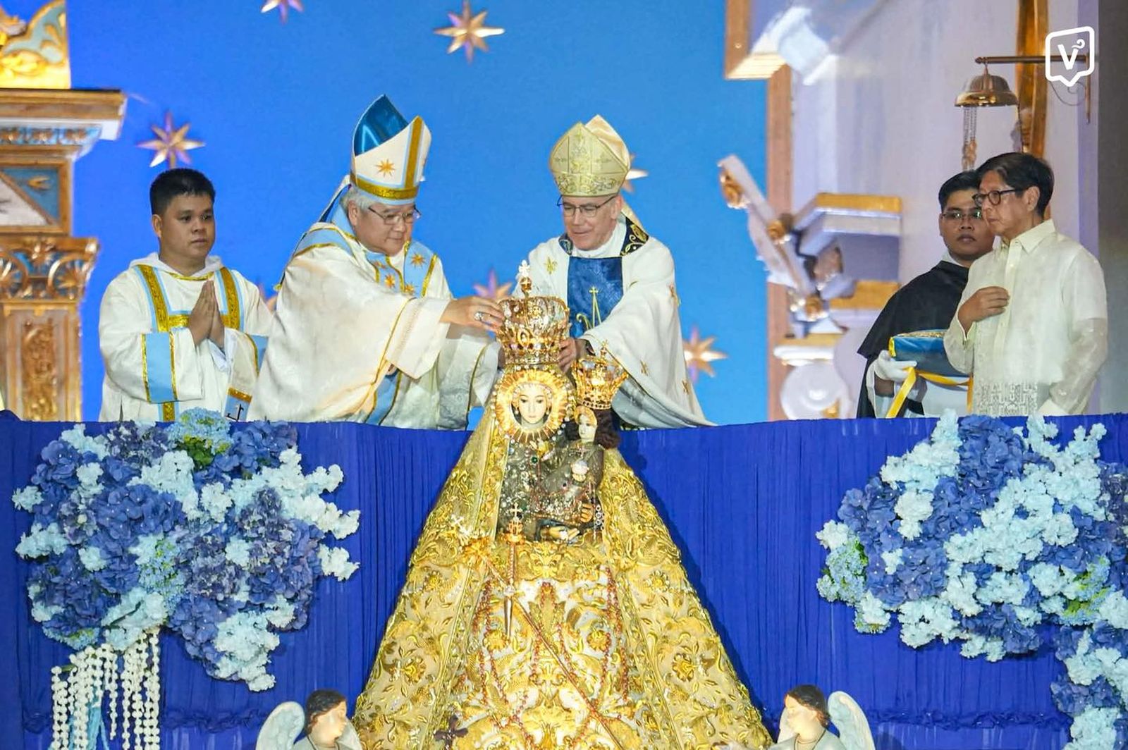 El Nuncio de S.S. ayudado por Mons. Sócrates Villegas, otrora secretario personal de Cardenal Sin unos de los protagonistas de la revolución que expulsó a los Marcos en 1986 junto al hijo del Dictador Marcos, ahora presidente en el re-enactment de la coronación canónica de Nstra. Sra. del Rosario de Manaoag el 22 de abril de 2026