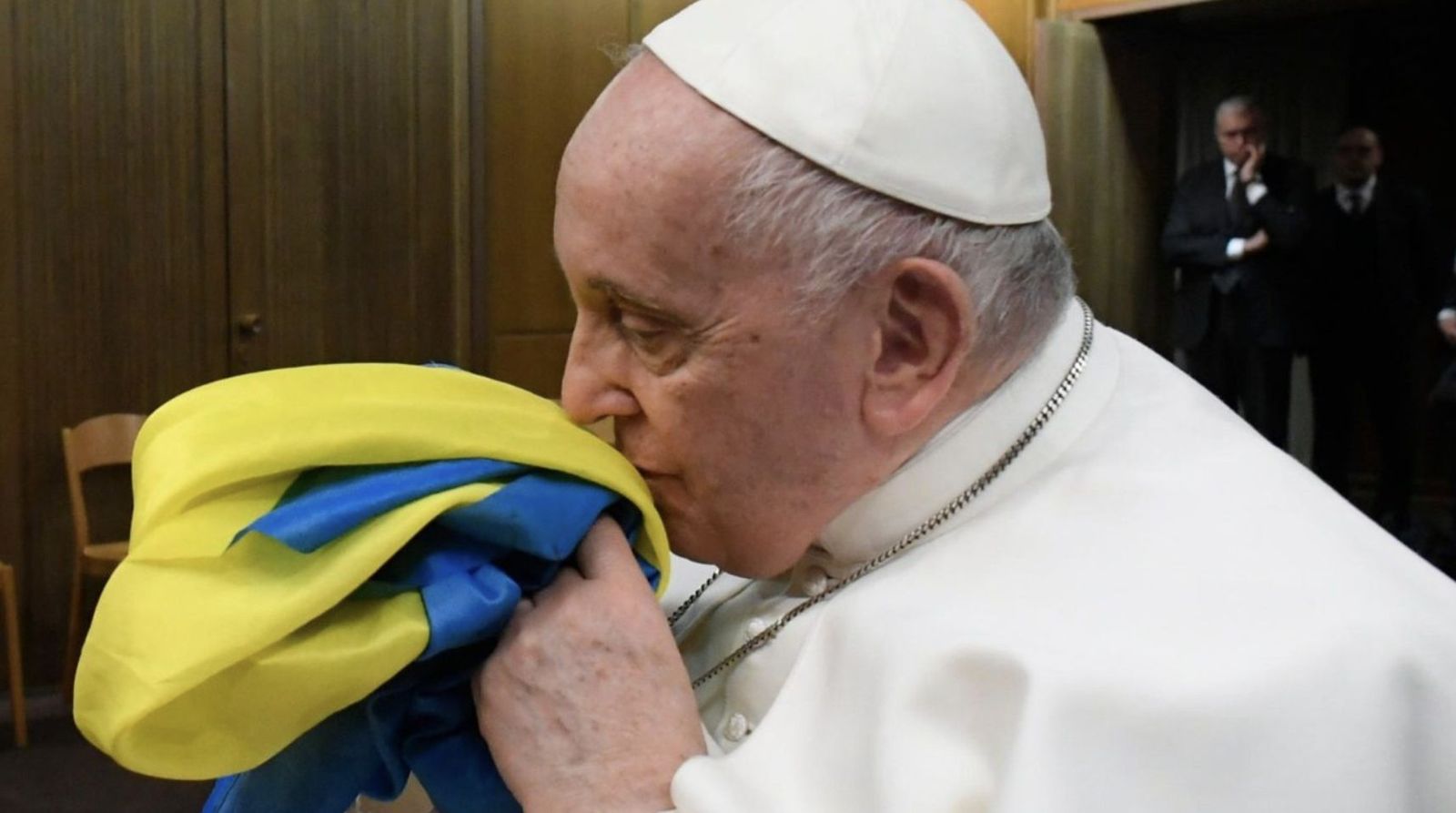 El Papa besa la bandera ucraniana