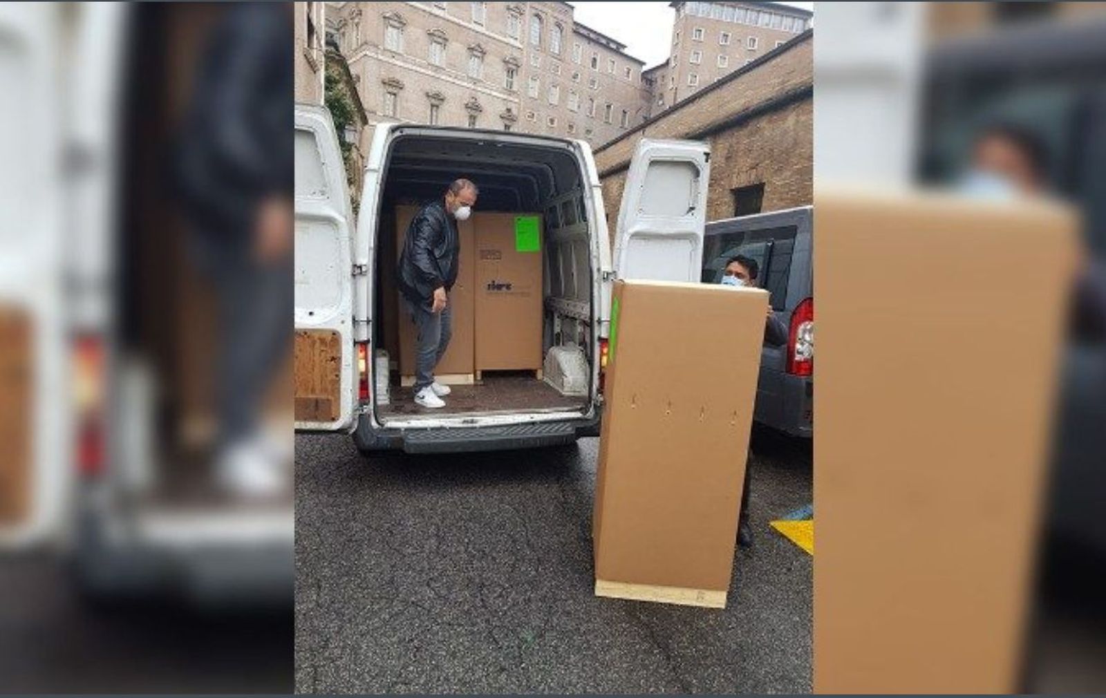 Los medios vaticanos capturan el envío del material médico donado por el Papa Francisco