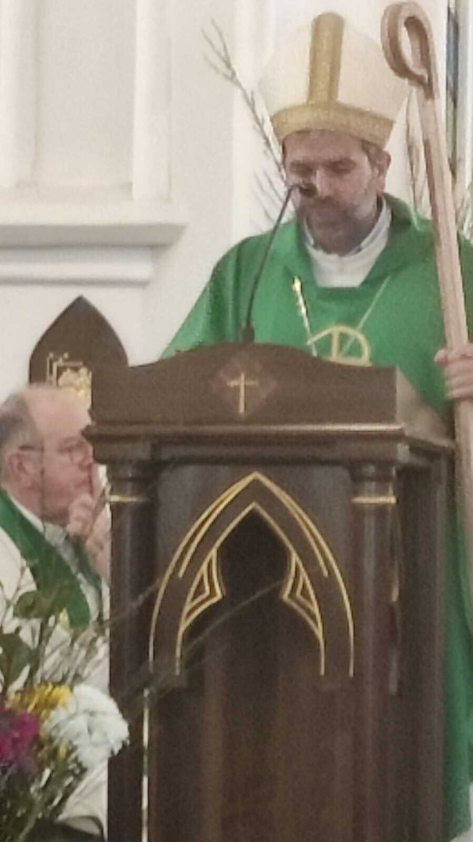 Álvaro Chordi explica el sentido de su báculo