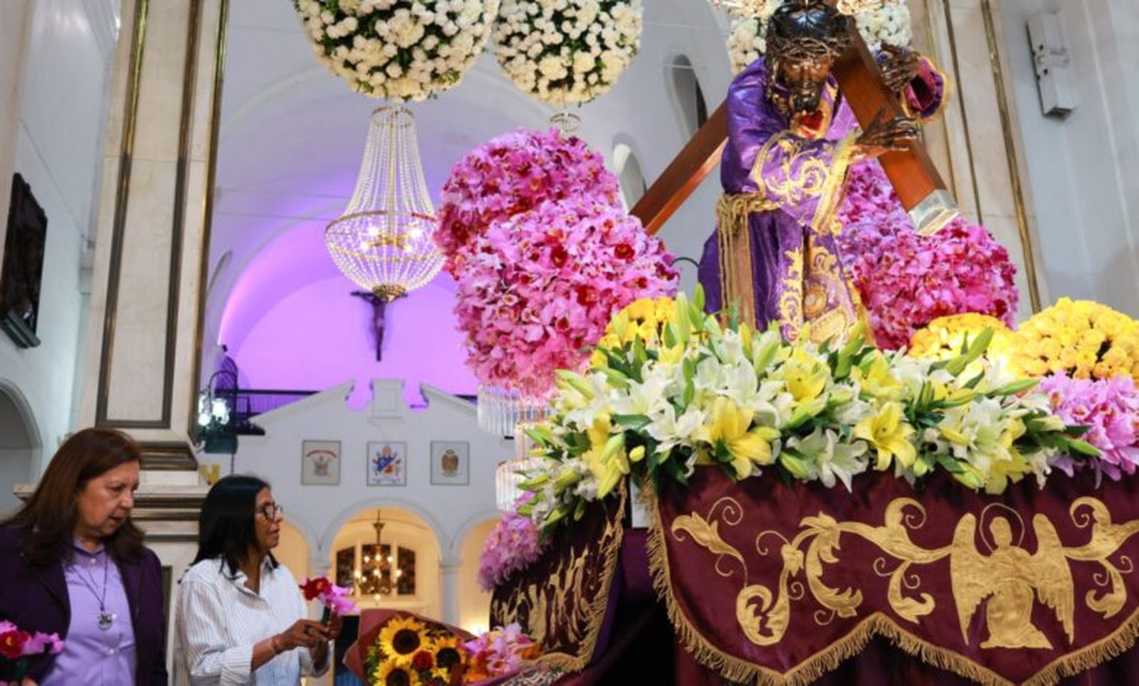 La presidenta encargada de la República, Delcy Rodríguez, junto a la imagen del Nazareno de San Pablo