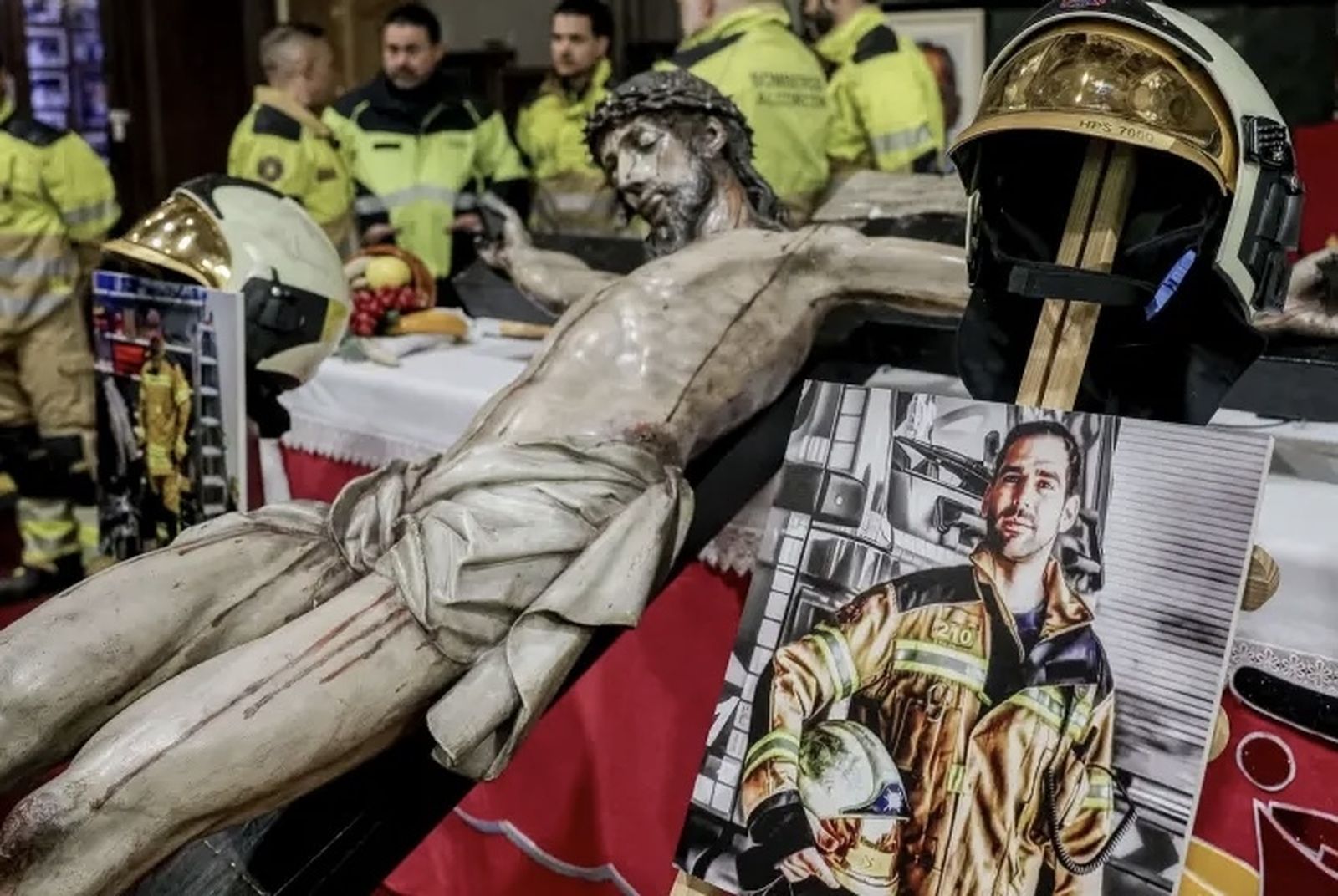 Los Bomberos de Madrid rinden homenaje a sus compañeros de Alcorcón en la iglesia de San Antón