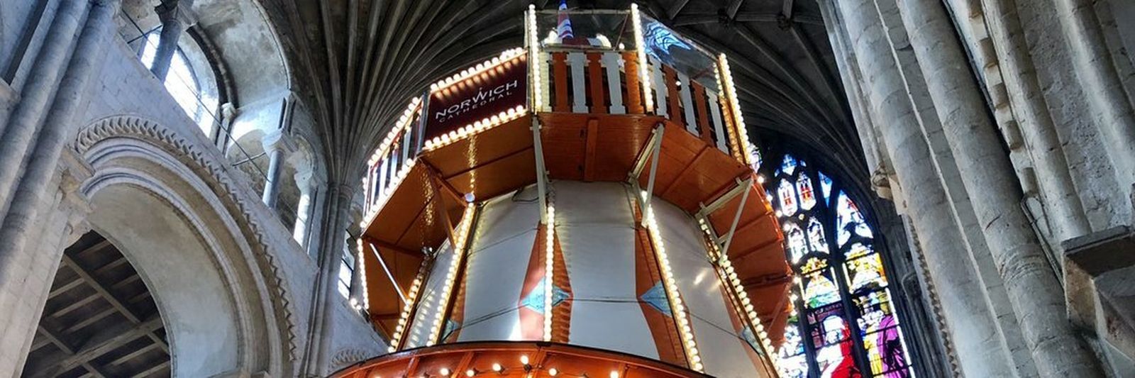 La catedral de Norwich instala un tobogán en su interior