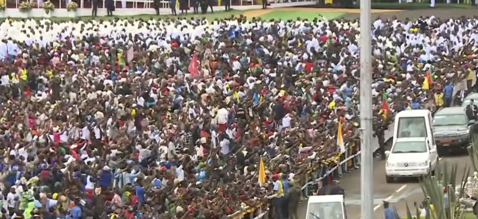 Baño de masas del Papa en Bamenda
