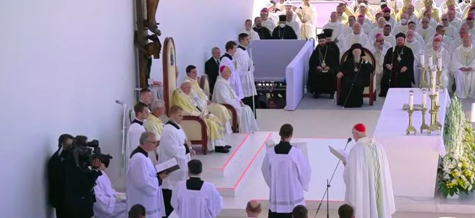 Francisco y el patriarca Bartolomé, en la plaza de los Héroes