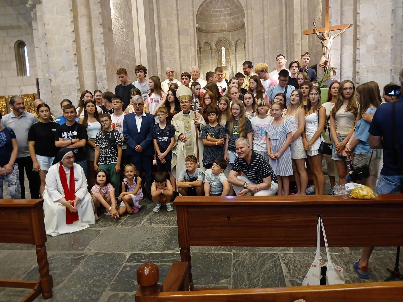 Sor Lucía, Juan Carlos Cruz y el obispo de la Seo de Urgell, con los niños ucranianos