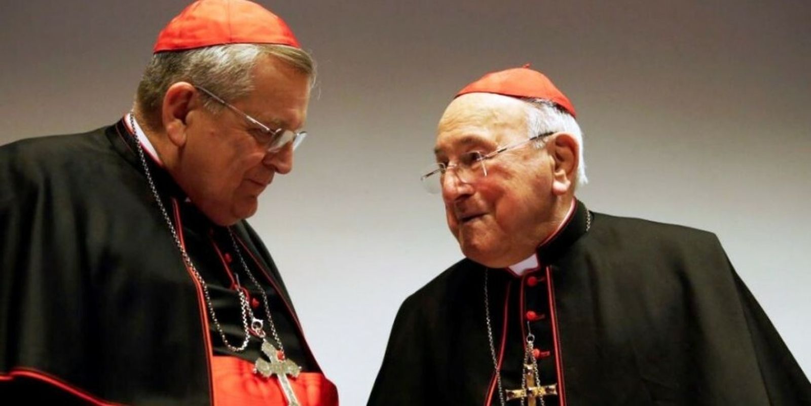 Los cardenales Burke (i) y Brandmüller (d)