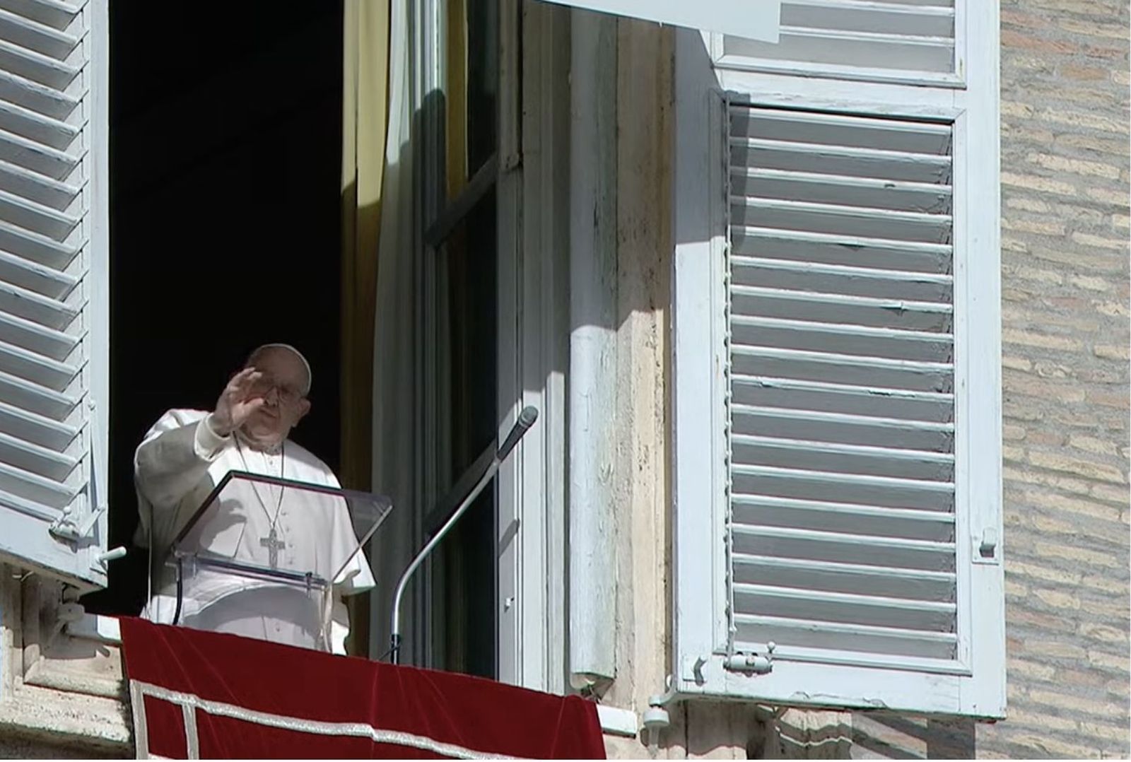 Francisco, se asoma al balcon para rezar el ángelus