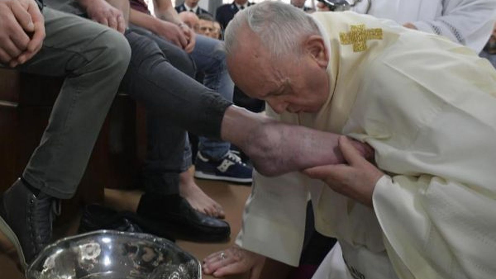 Lavando los pies a los reclusos