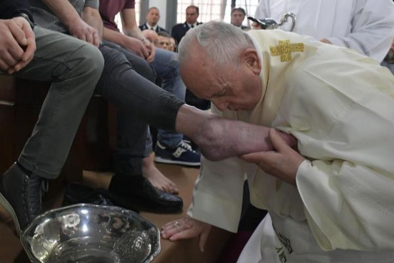 Lavando los pies a los reclusos