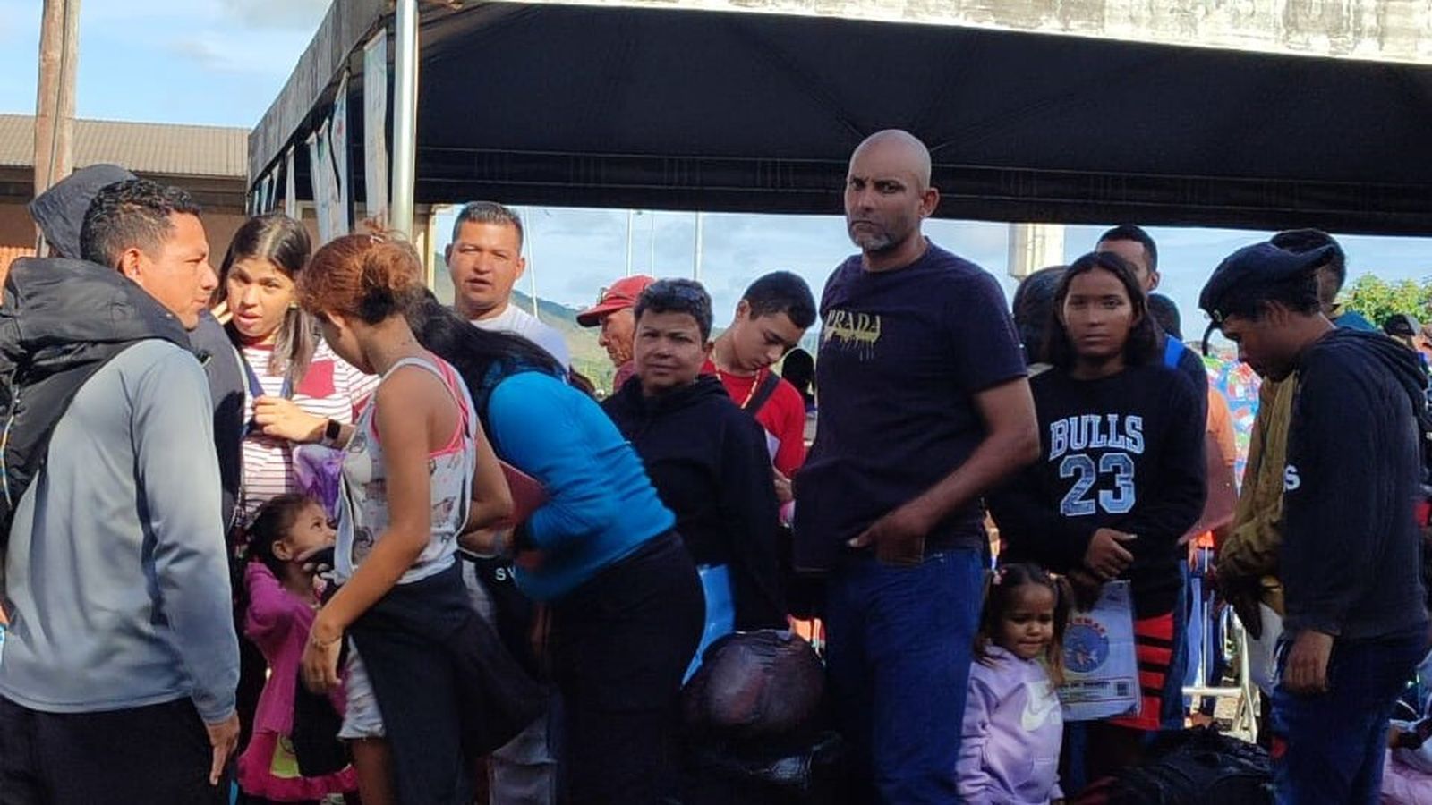 Migrantes venezolanos en la frontera con Brasil