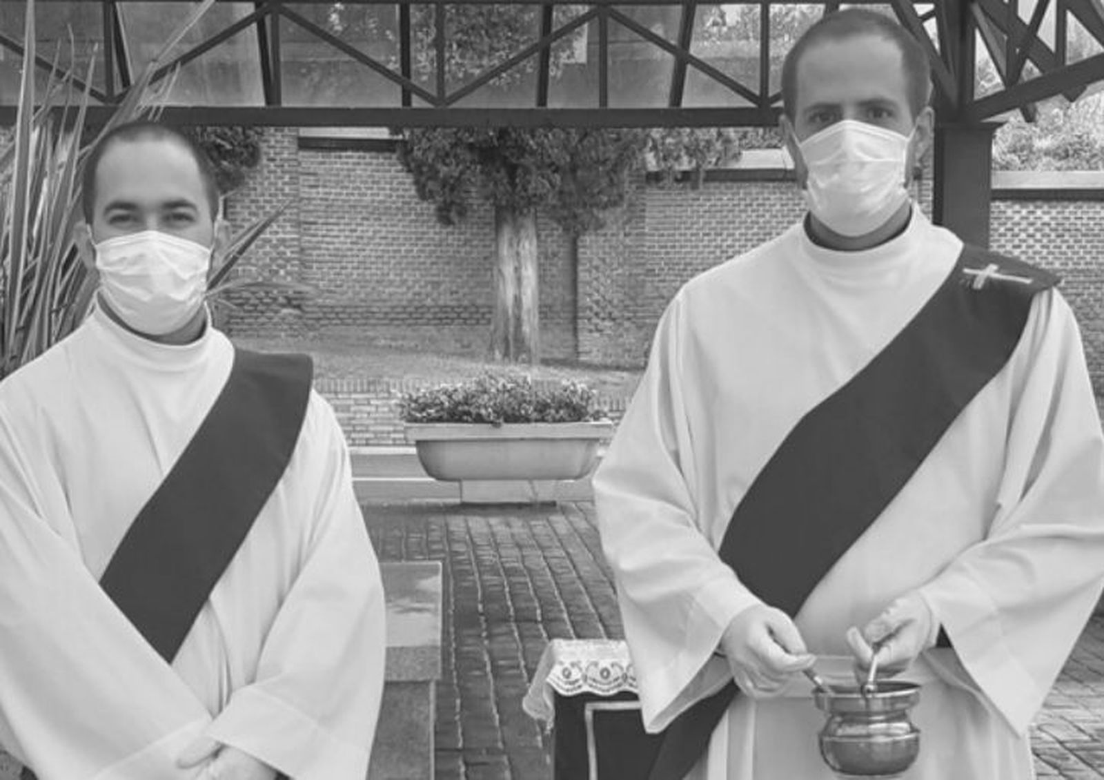 Nubar Hamparzoumian sj y Daniel Cuesta SJ, diáconos en cementerio y crematorio