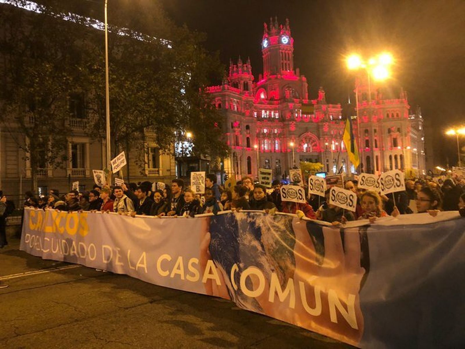 Católicos manifestándose en Madrid por la casa común