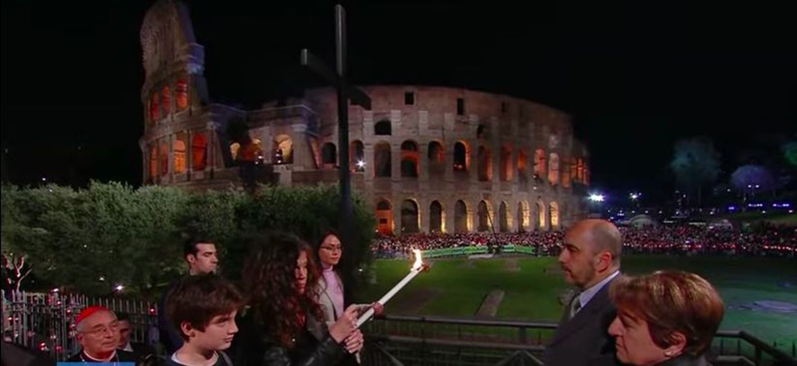 Entrega de la cruz entre estación y estación