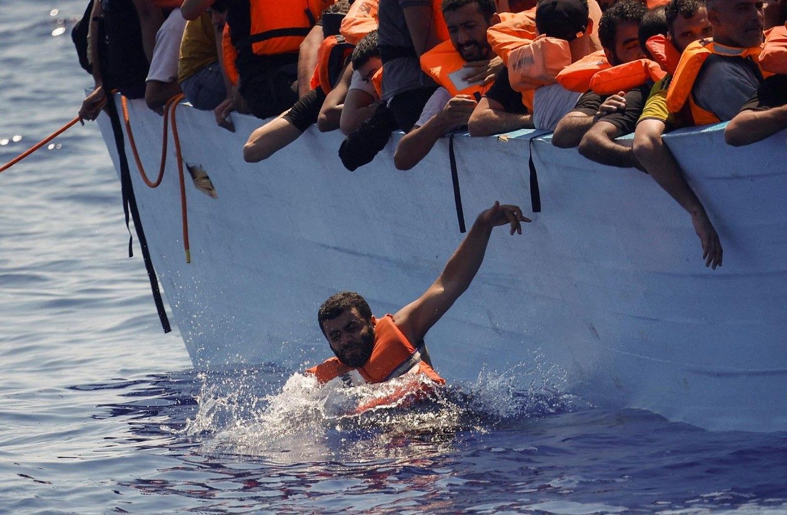 Rescate de migrantes frente a la costa de Lampedusa, Italia.