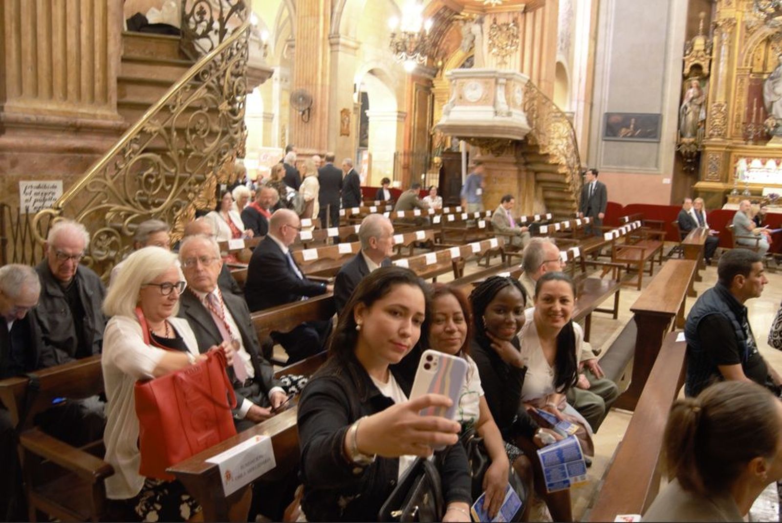 Las reclusas se hacen selfies en la basílica de la Mercé