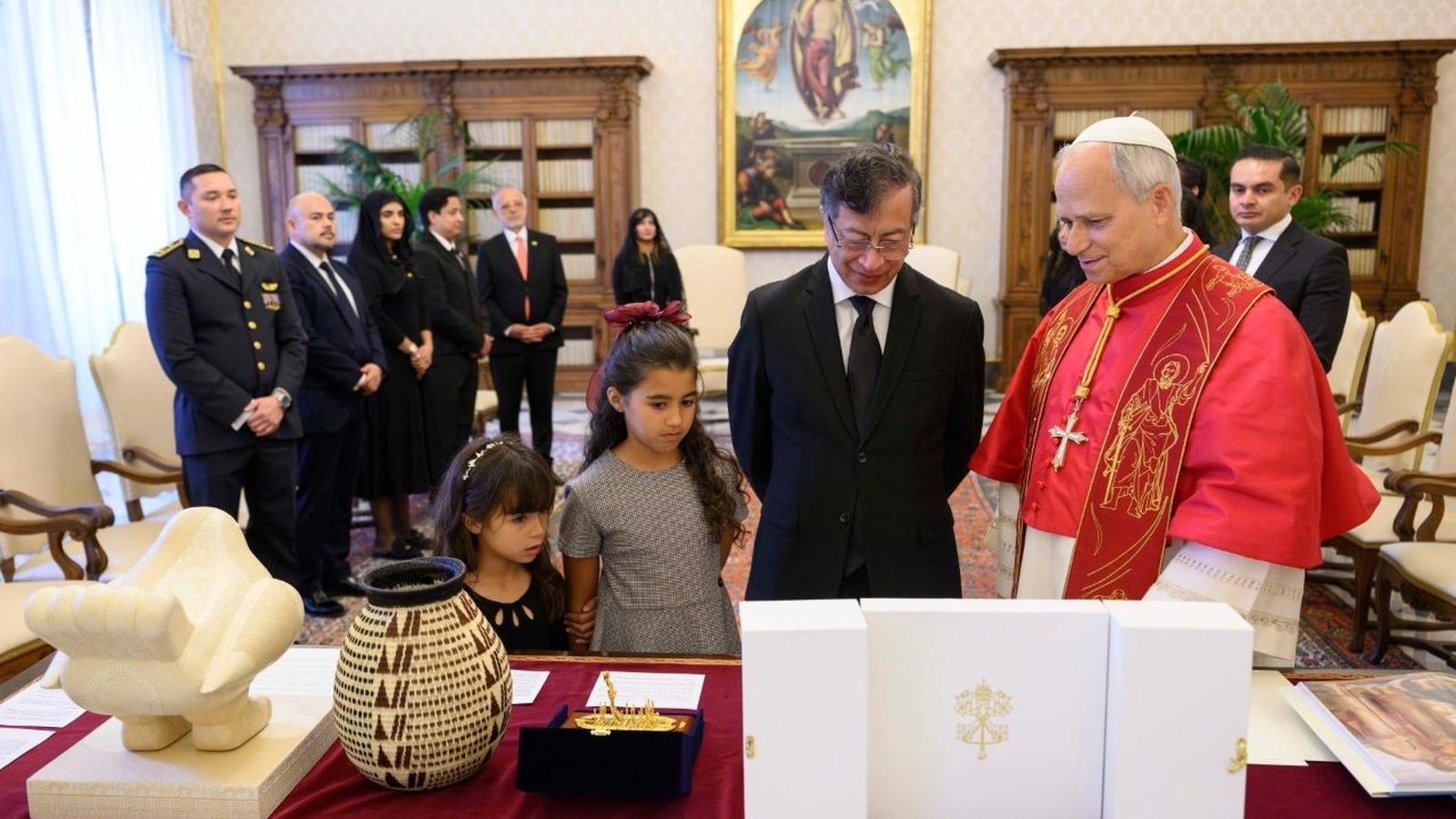 Intercambio de regalos entre Petro y el Papa