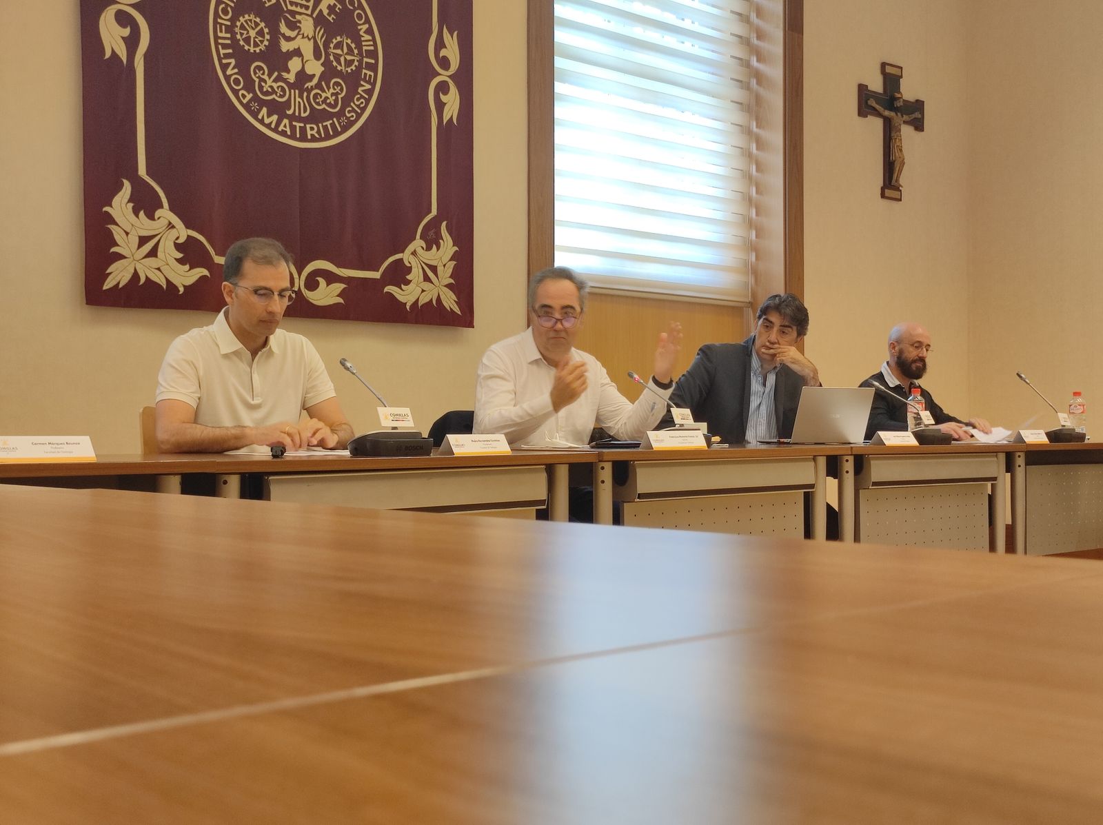 El decano de Teología, Francisco Ramírez. A la izquierda, Pedro F. Castelao