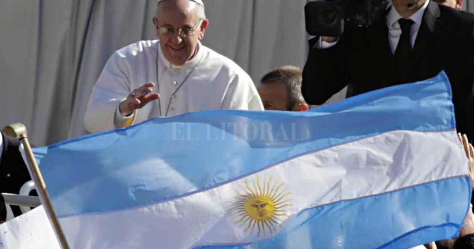 Papa y bandera argentina