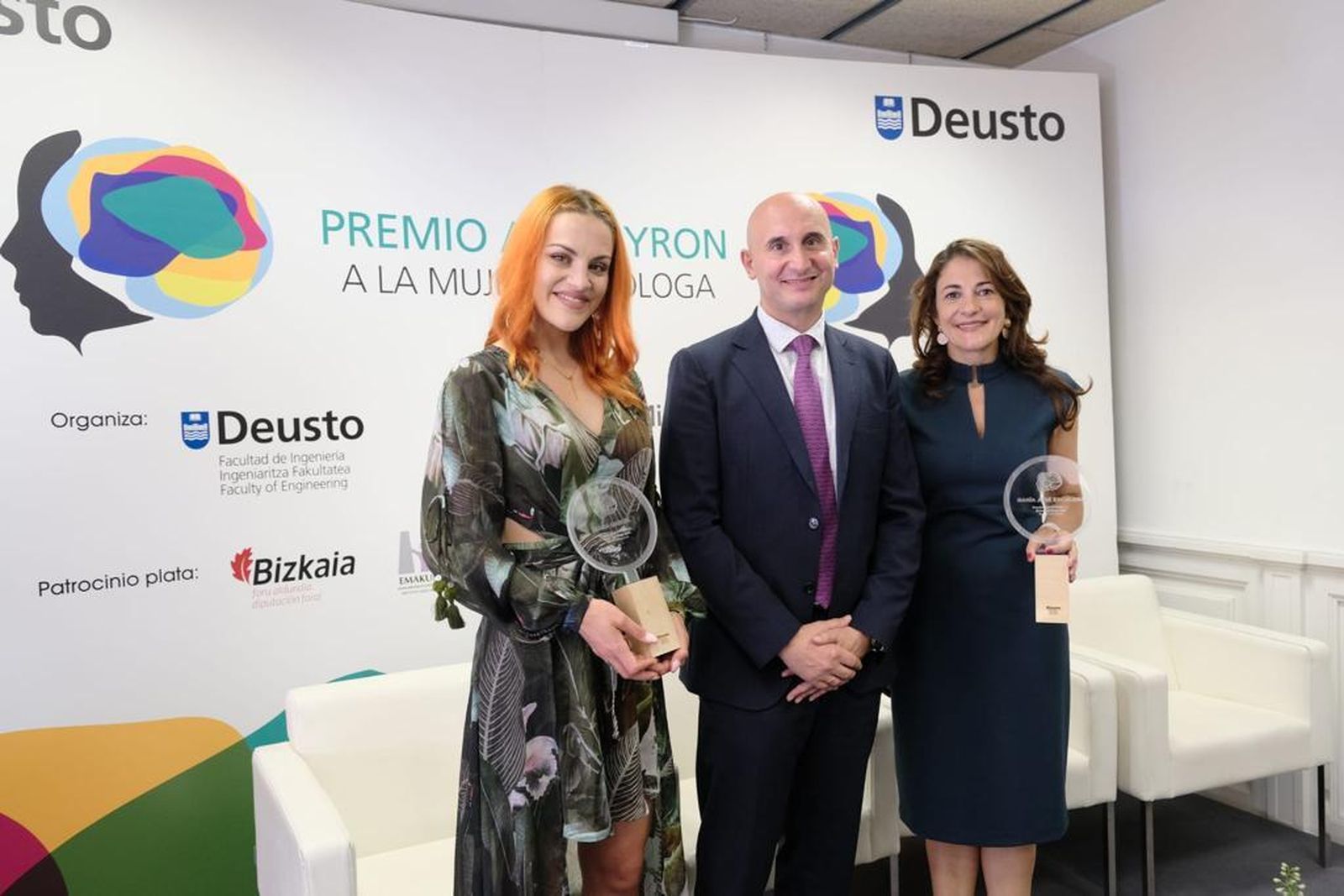Sara García, Asier Perallos y María José Escalona durante la entrega