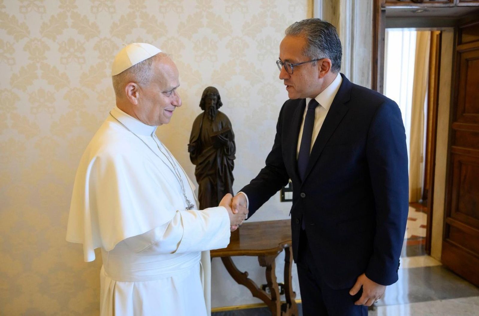 El Papa León con el Director General de la UNESCO, Khaled El-Enany