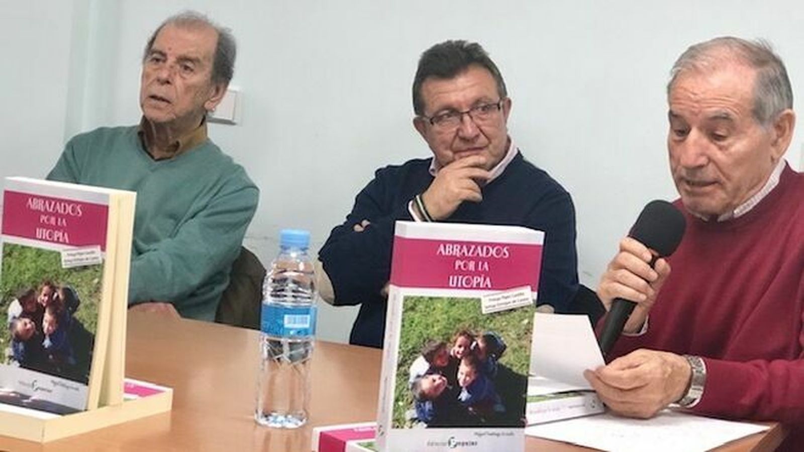 Enrique Castro, Miguel Santiago Losada y Evaristo Villar durante la prentación del libro "Abrazados por la Utopía"