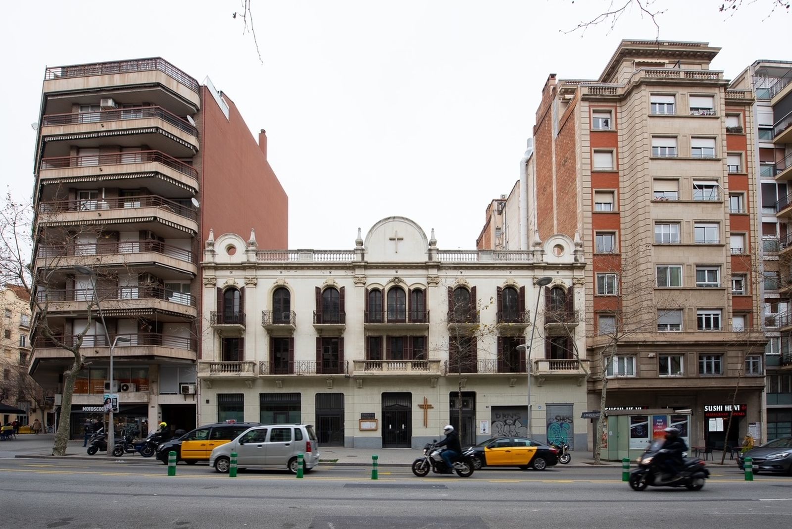 Fachada de la parroquia de Sant Isidor en el carrer Comte d'Urgell.