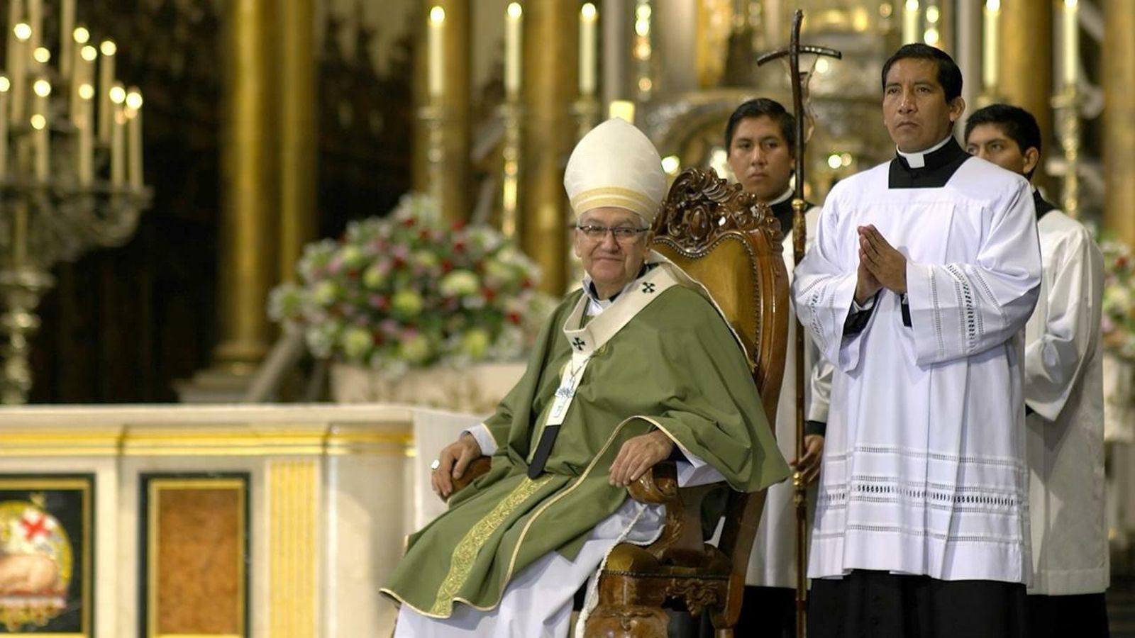 Monseñor Castillo en la Basílica Catedral de Lima ante las autoridades de la Municipalidad de Surco y representantes de la Municipalidad de Lima