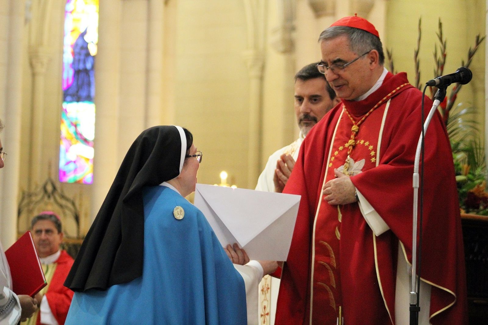 El cardenal Becciu, durante la beatificación en La Almudena