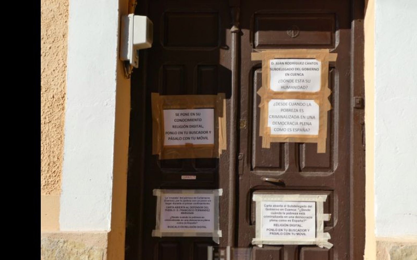 El obispo de Cuenca sólo permite a Javier colocar sus carteles en su casa o su coche, no en la parroquia