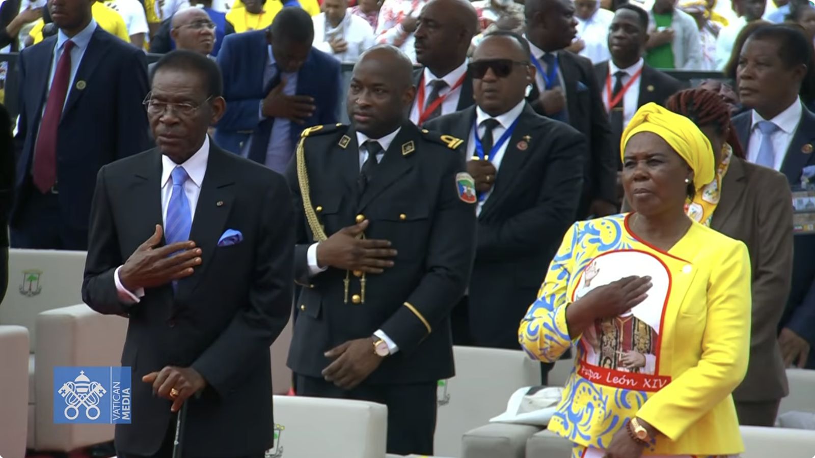 El presidente Obiang, con su esposa, durante la misa