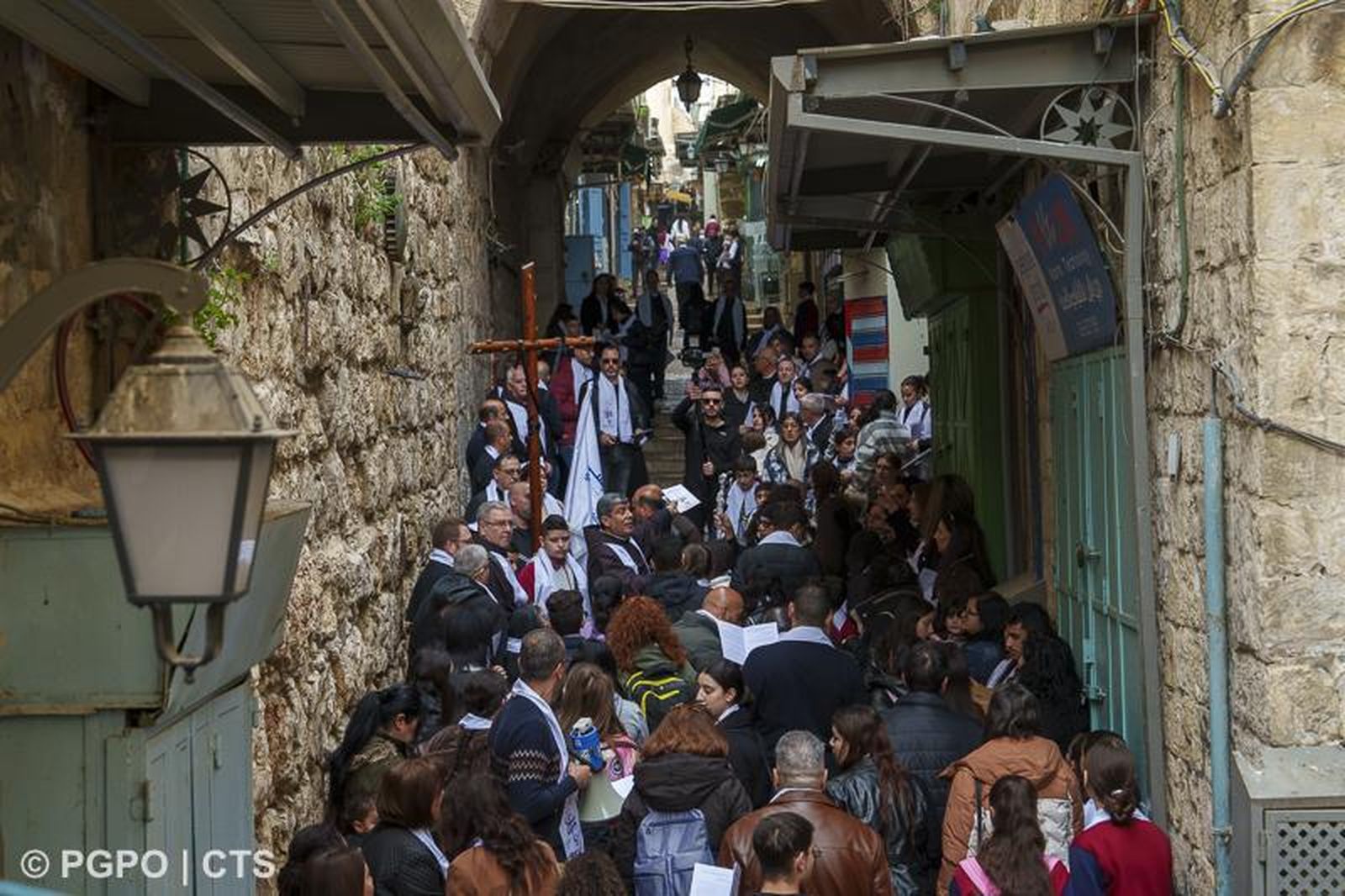 El vía crucis de los niños y los jóvenes en Jerusalén pidiendo la paz en Gaza