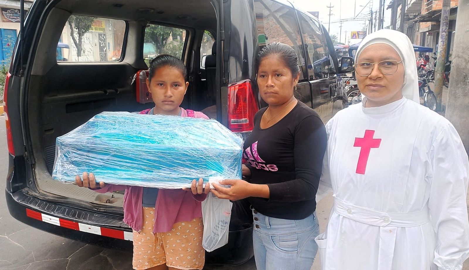 La mamá con su ataúd chiquito