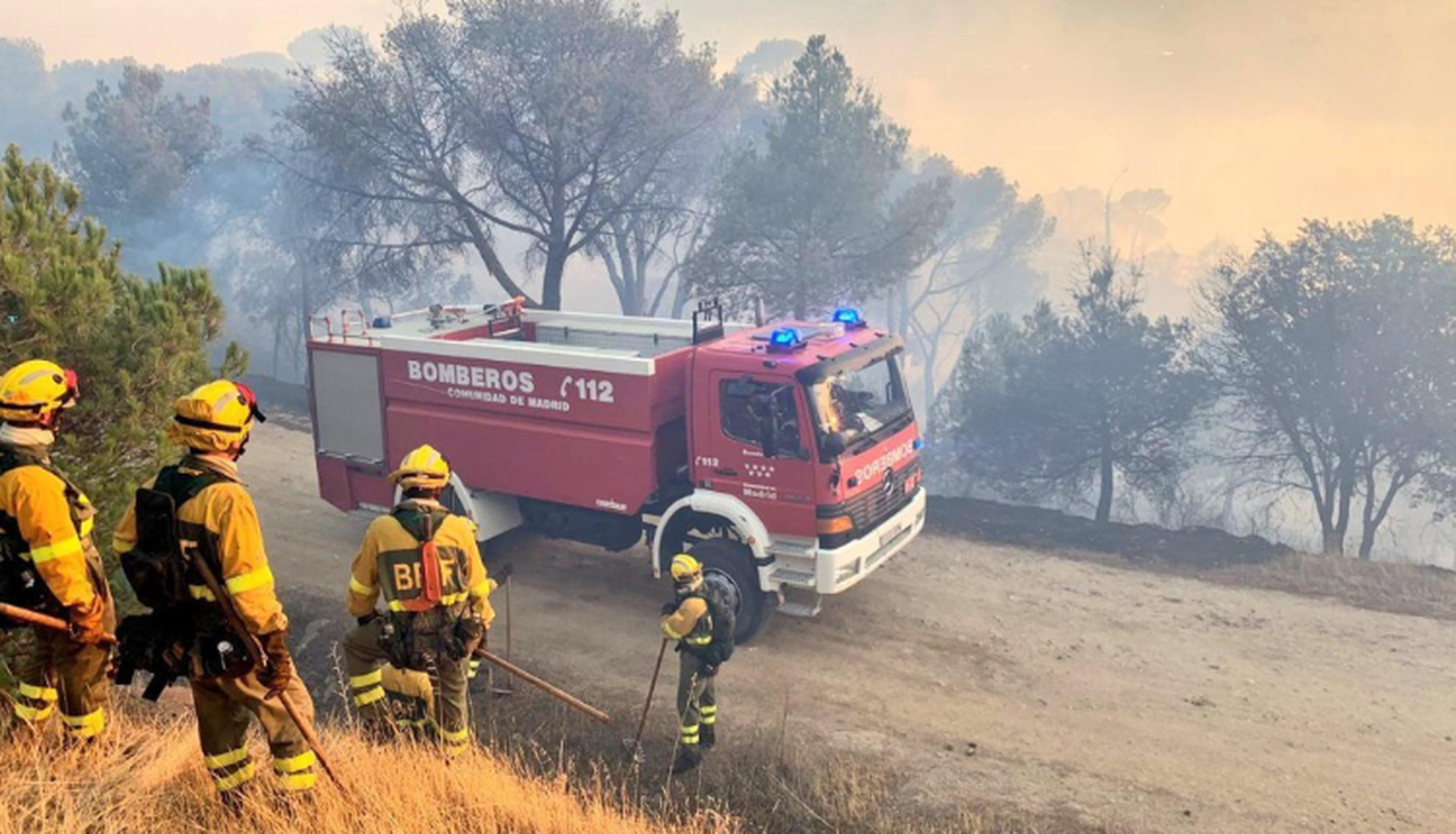 Los bomberos tratan de apagar el fuego