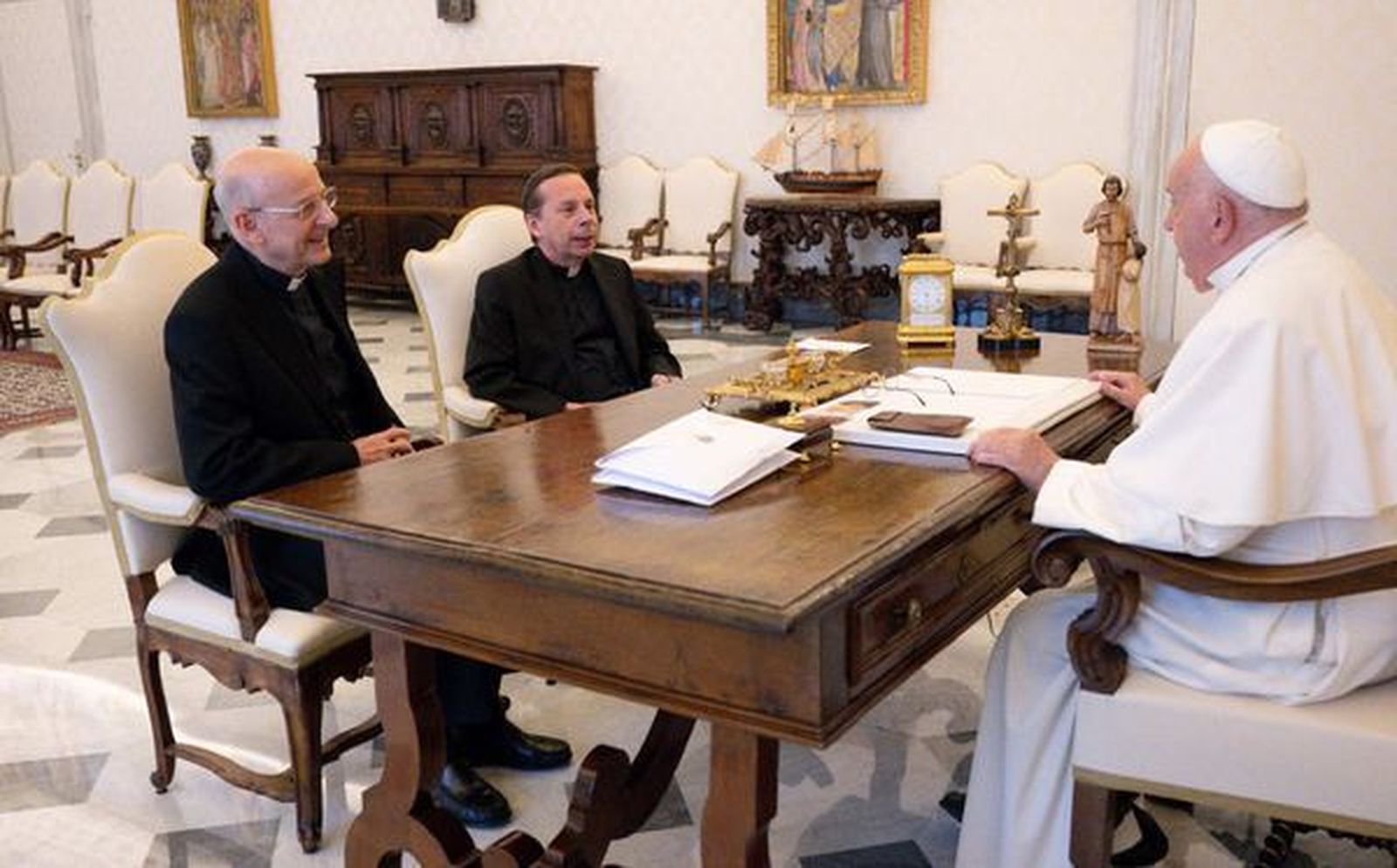 El Papa, con Ocáriz y Fazio