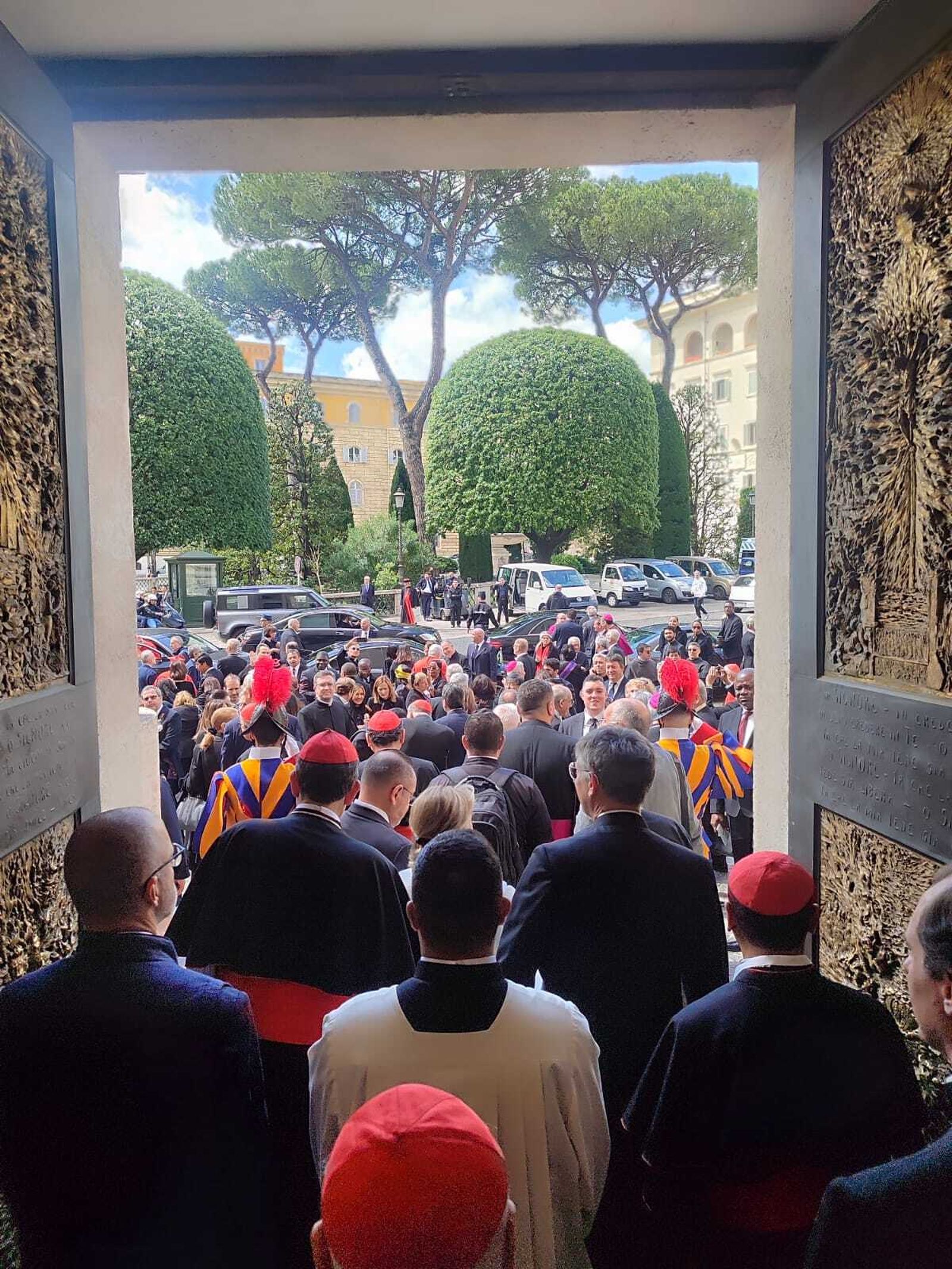 Los cardenales salen de la misa Pro Eligendo Pontifice