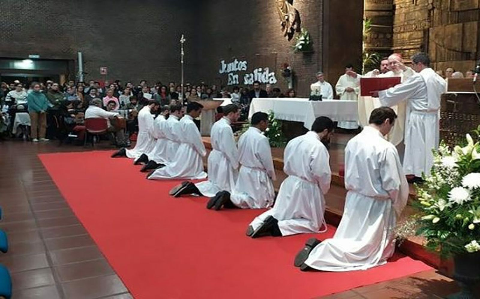 Ordenaciones en la iglesia de San Francisco Javier y San Luis Gonzaga, en Madrid