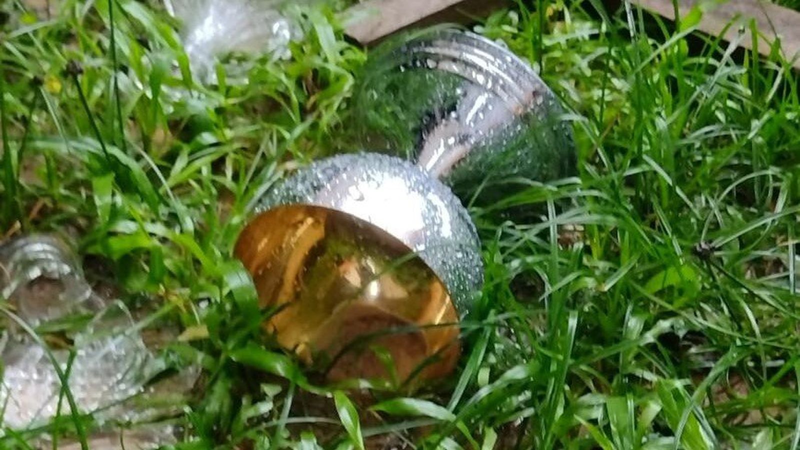 Objetos sagrados tirados fuera de la capilla