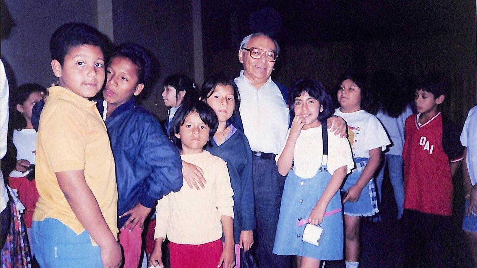 Gustavo Gutiérrez, rodeado de niños