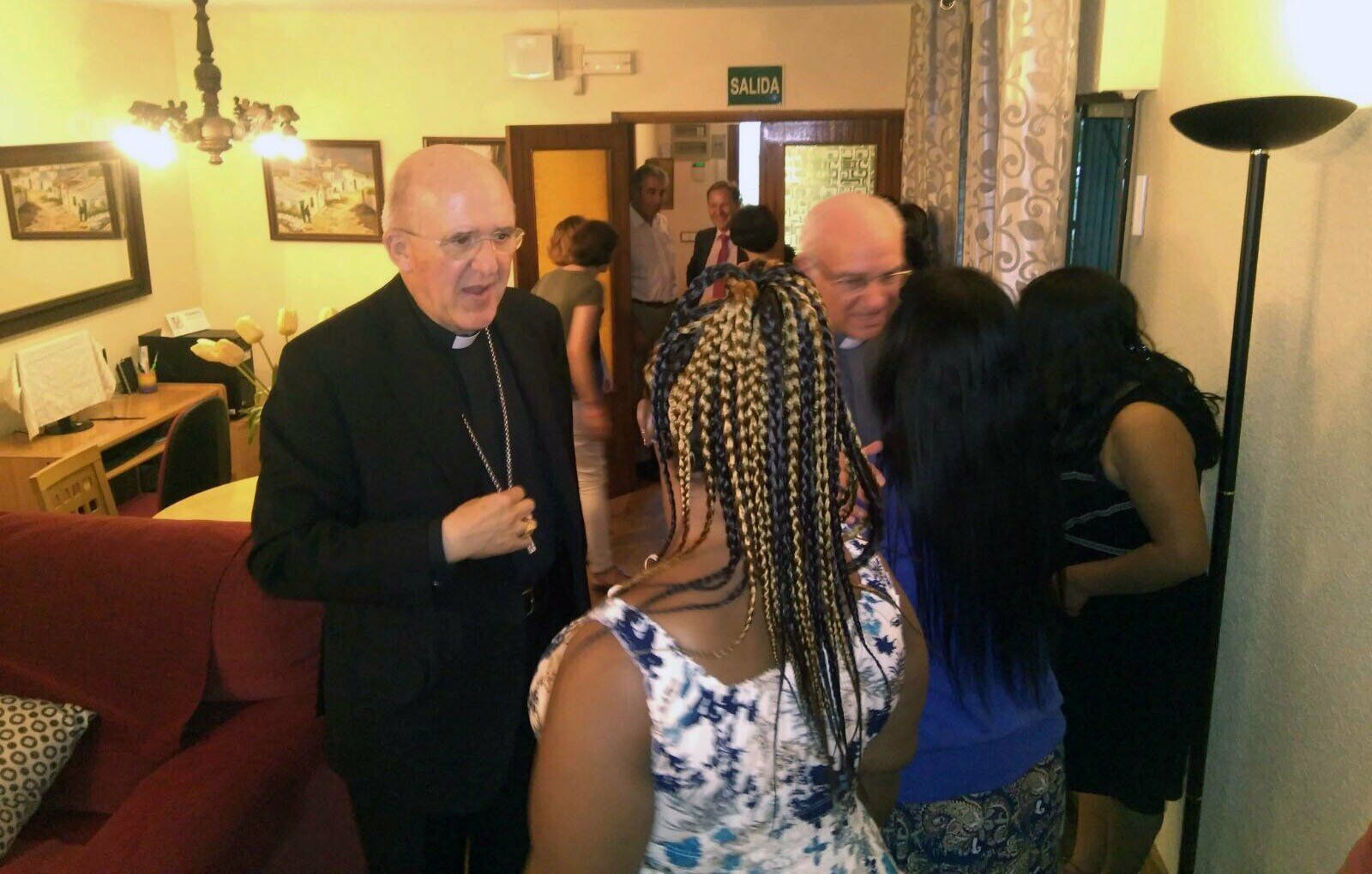 Osoro, con algunas de las mujeres del centro