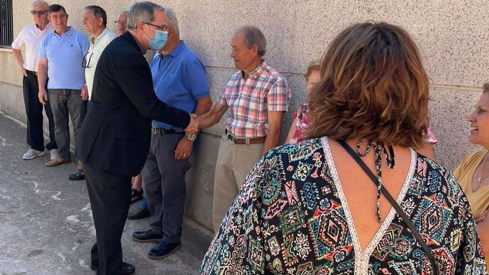 El obispo de Zamora visita a las víctimas del incendio de Losacio
