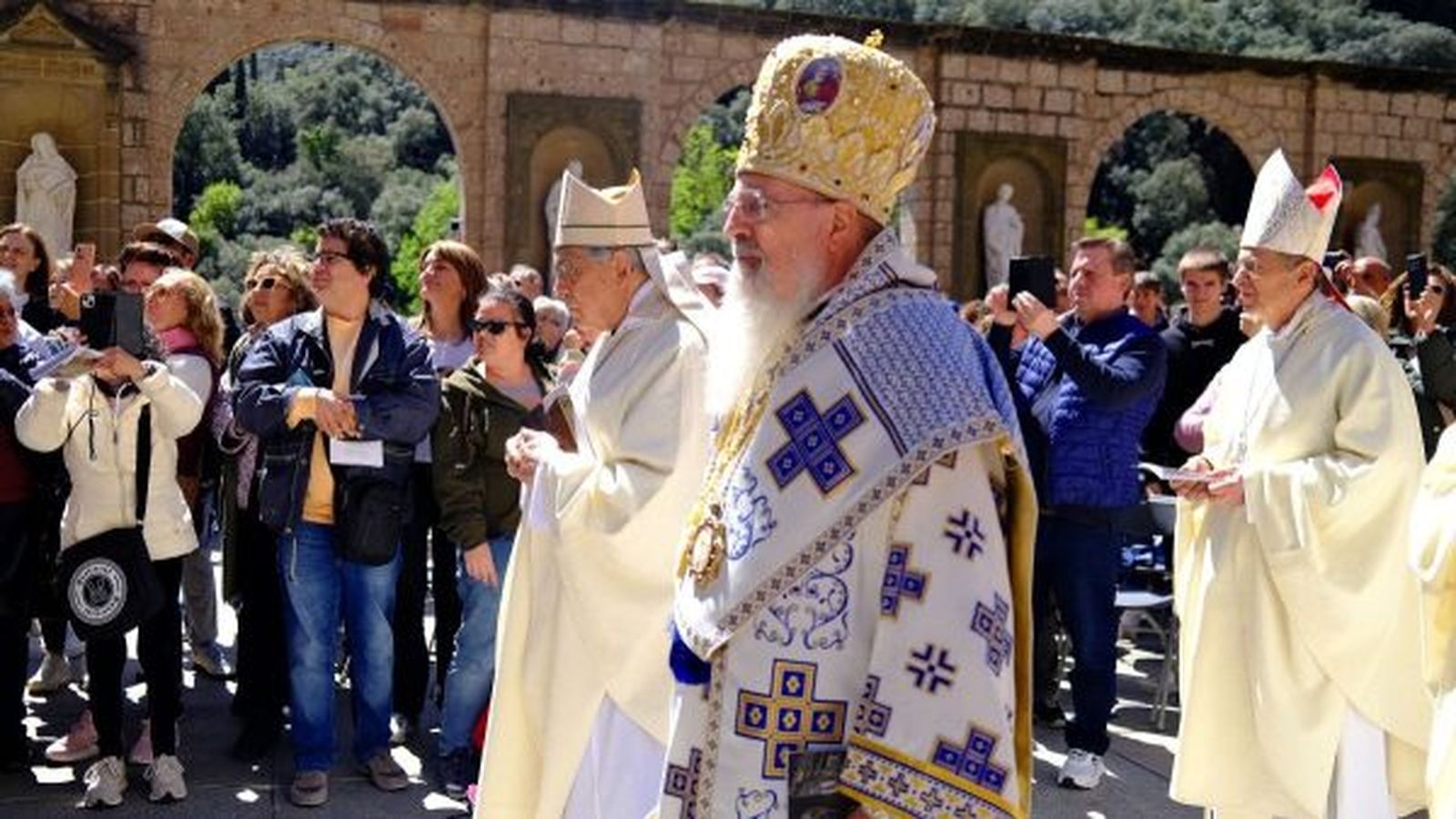 Monjes y fieles acompañaron a la Moreneta en una histórica procesión en abril de 2025, con la presencia de Nin.