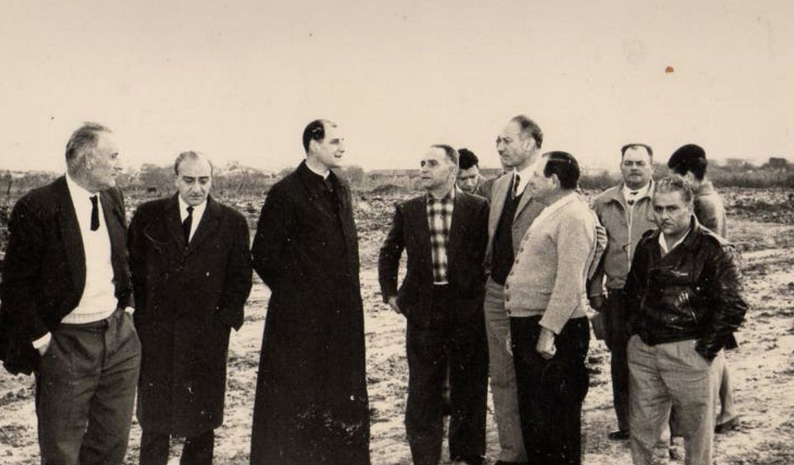 Podestá, en el centro, obispo de Avellaneda