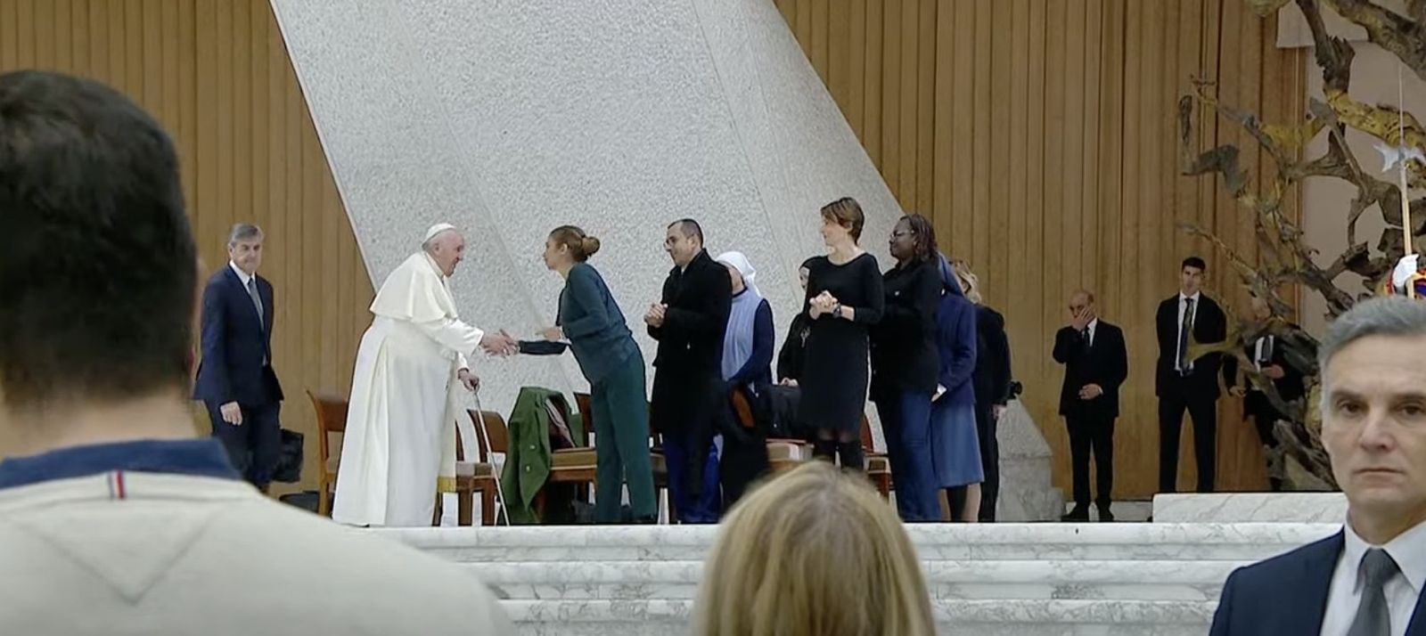 El Papa saluda a su llegadada al aula Pablo VI
