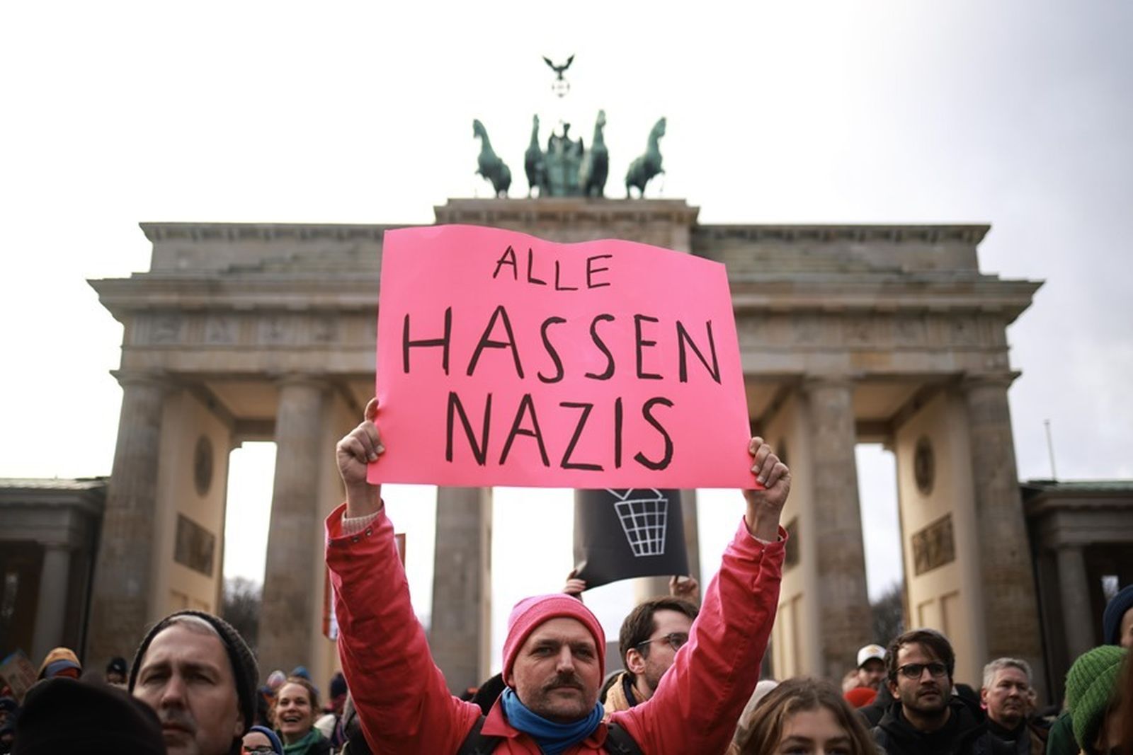 Manifestación contra el auge del nazismo ante la Puerta de Brandemburgo, en Berlin