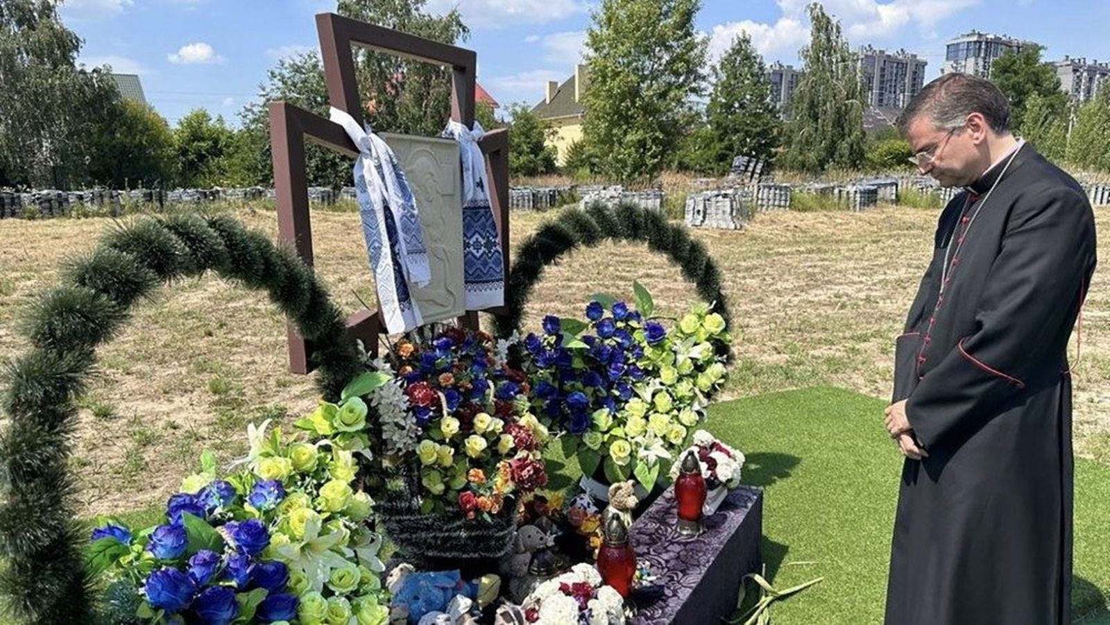 Américo Aguiar reza en Bucha por las víctimas de la masacre