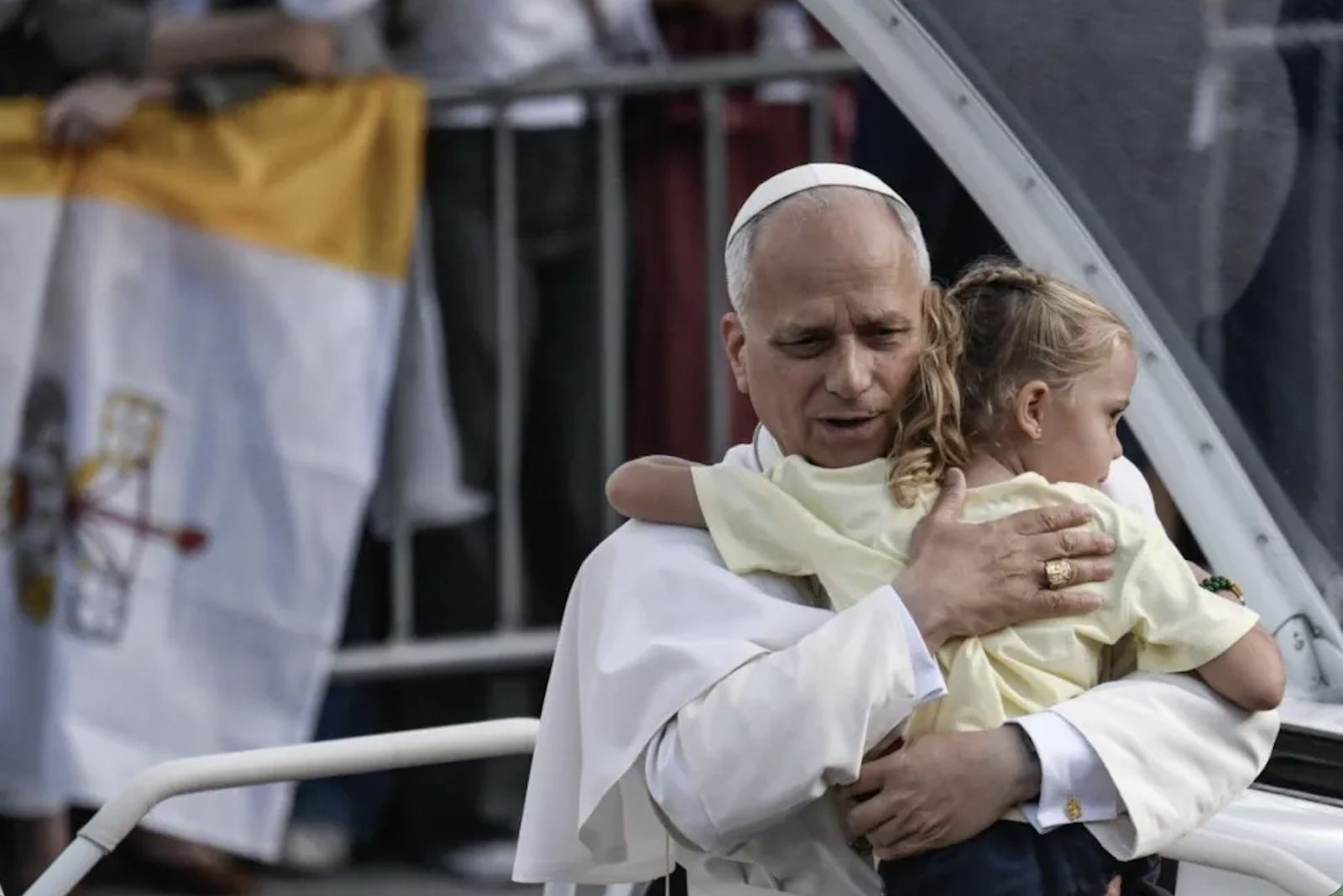 El Papa abraza a una niña en la vigilia de oración en Barcelona